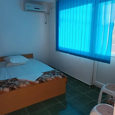 Mia Gazde/Camere de închiriat *