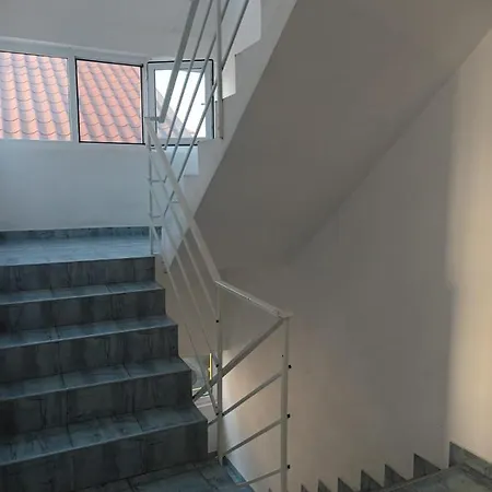 Mia Gazde/Camere de închiriat *